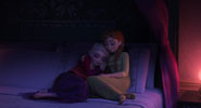 Anna, Elsa cuddling